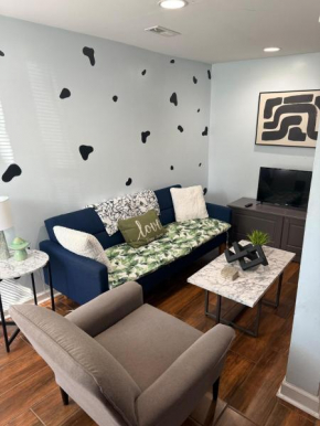 CENTRAL & COMFY 2 BEDROOM I WEST LOOP I FREE PARKING o